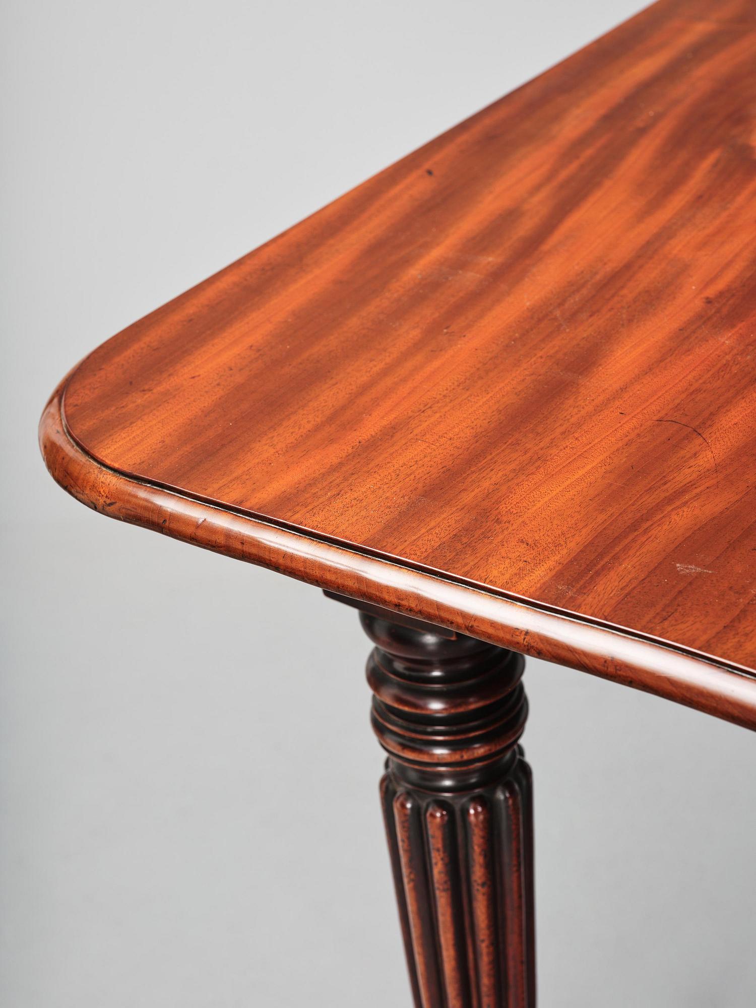 A Regency mahogany dining table, first part 19th century.