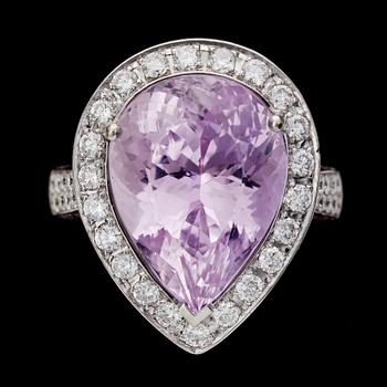 RING, drop cut kunzite, 13.40 cts and brilliant cut diamonds, 1.03 cts, and pink sapphires, 0.52 cts.