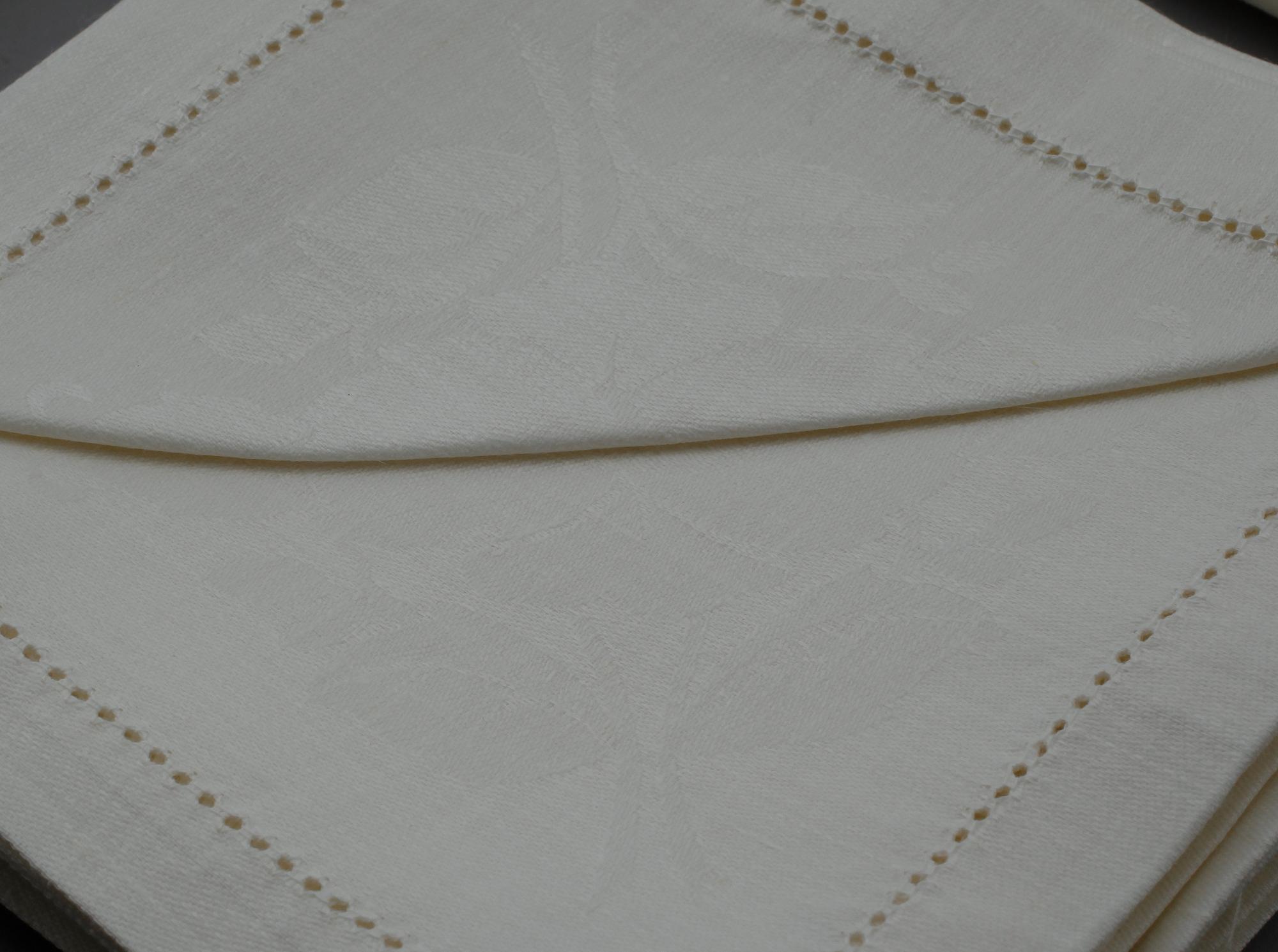 DUK OCH SERVIETTER, 13 delar, linnedamast, duk ca 350 x 200 cm.