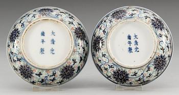 SKÅLFAT, ett par, porslin. Qing dynastin med Guanxus sex karaktärers märke och period (1875-1908).