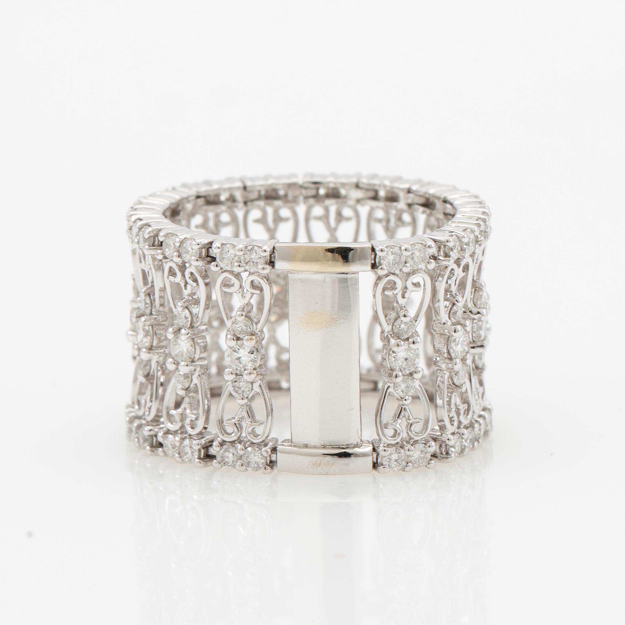 Ring, 18k white gold with brilliant-cut diamonds.
