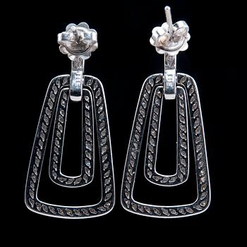 A PAIR OF EARRINGS, 150 brilliant cut diamonds 2.04 ct.
