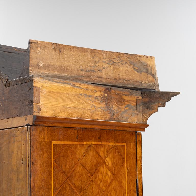 A late Baroque oak cabinet, first part of the 18th Century.