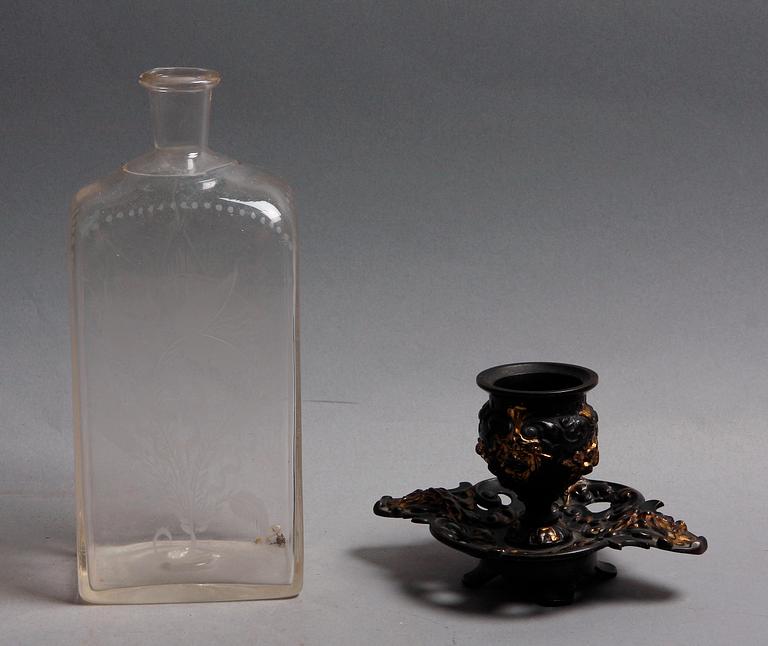 FLASKA samt CIGARRASKFAT, glas resp järn, 1800-tal.