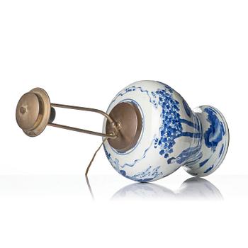 Urna/lampa, porslin. Qingdynastin, Kangxi (1662-1722).