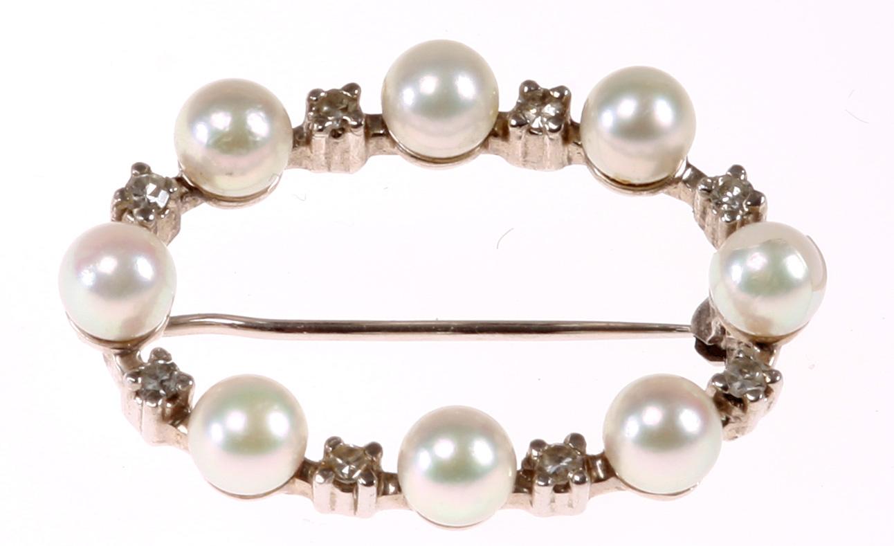 BROSCH, 18 k vitguld med odlade pärlor och åttkantslipade diamanter. 1900-tal.