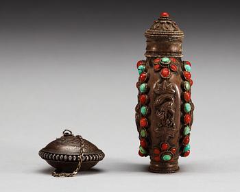 A set of two metal snuff bottles with stone inlays, Qing dynasty.