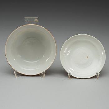 A set of four famille rose bowls with covers and two dishes, Qing dynasty, with Guangxu mark and period (1874-1908).