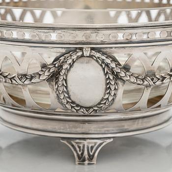 Tarjoilumalja, hopea, lasisisus, tuontileima 1899-1907, Br. Grachevin leima hovihankkijan merkillä.