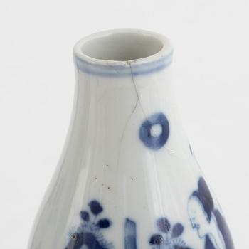 Two blue and white porcelain vases, Qing dynasty, 19th century.