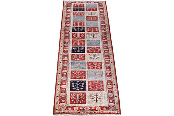 A runner carpet, Ziegler, c. 395 x 89 cm.