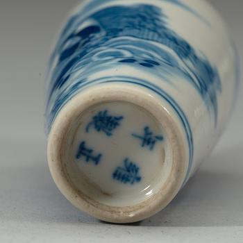 A set of three blue and white porcelain snuff bottles, Qing dynasty, 19th century.