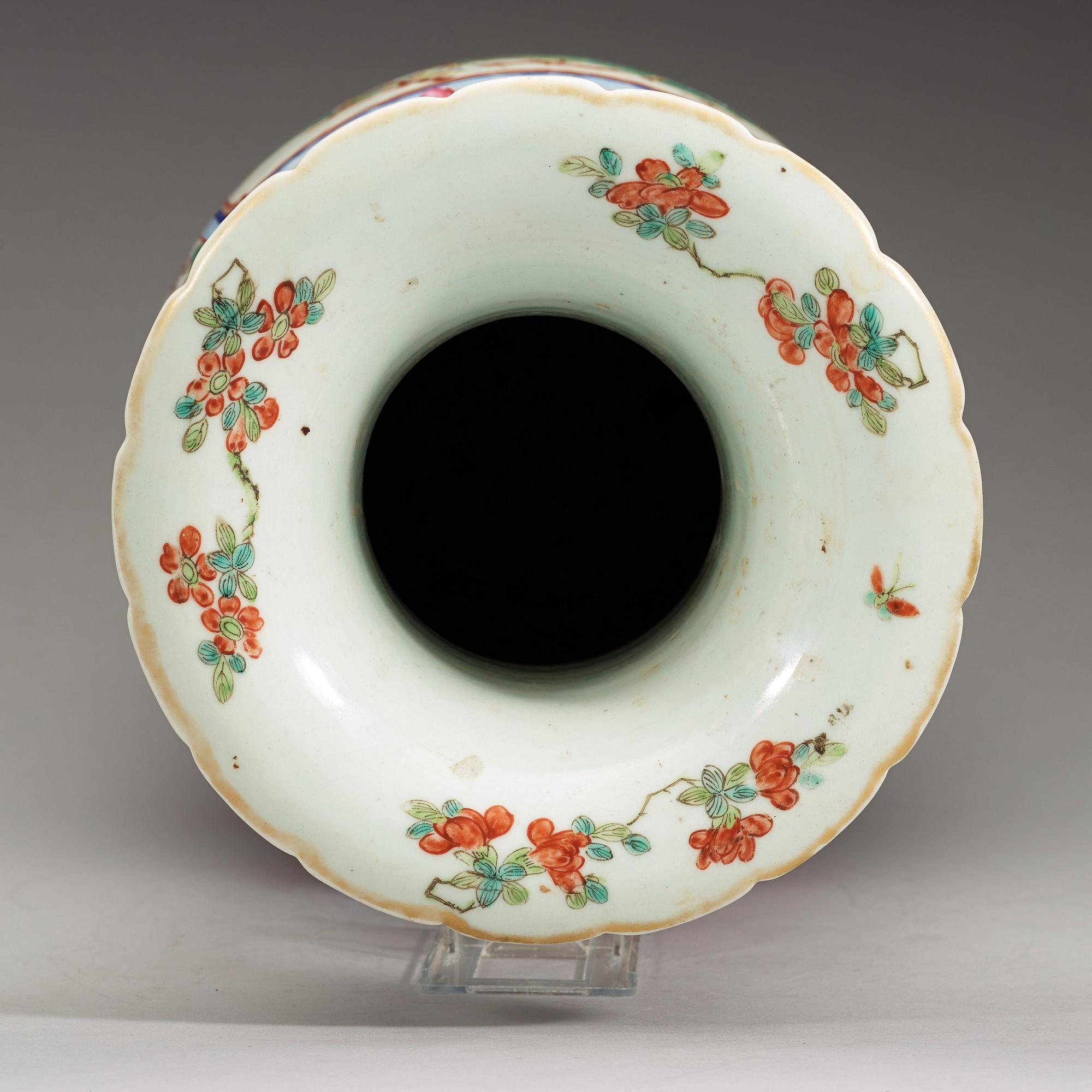 A large ground famille rose vase, late Qing dynasty (1662-1912).