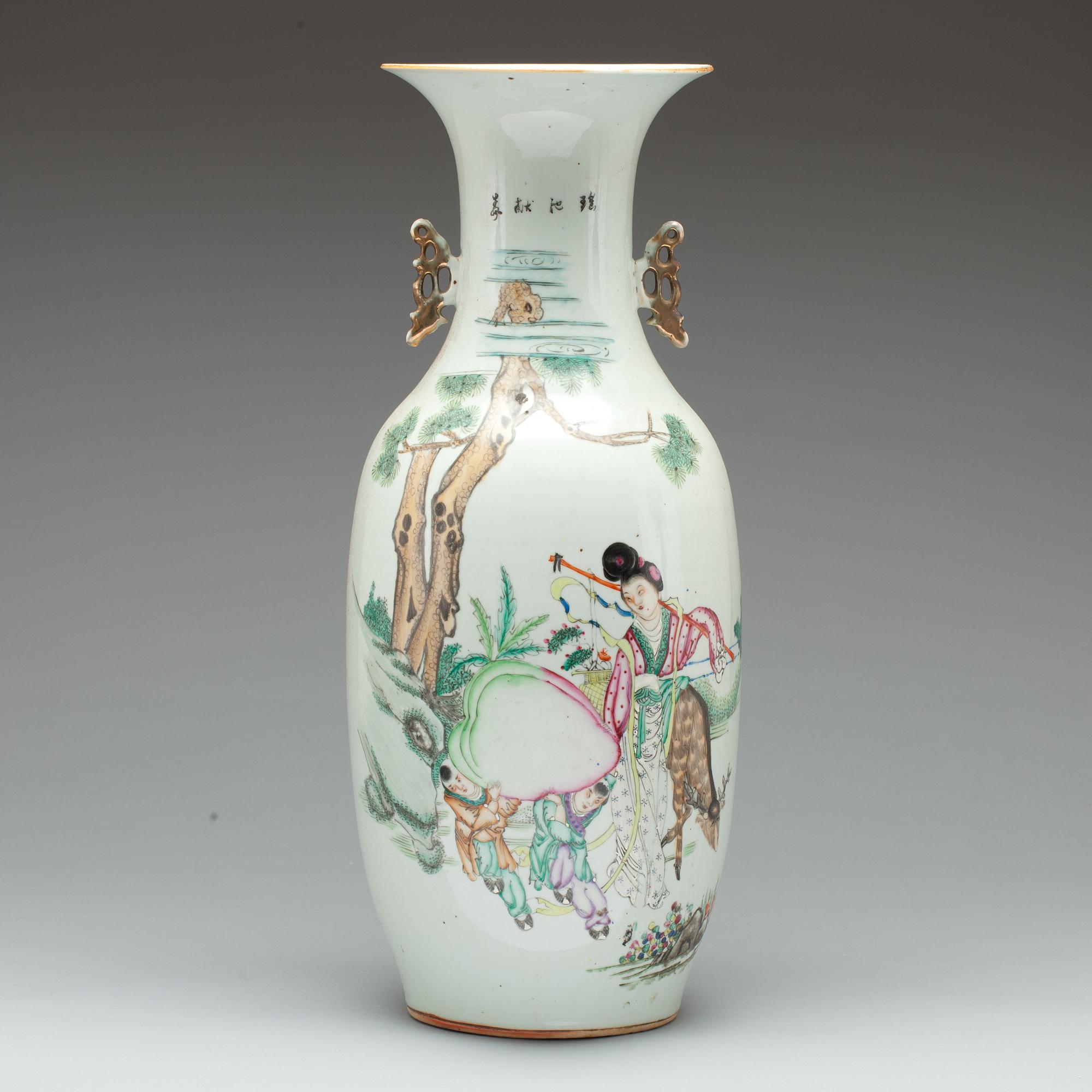PRAKTVAS, porslin. Kina, sekelskiftet 1800/1900.