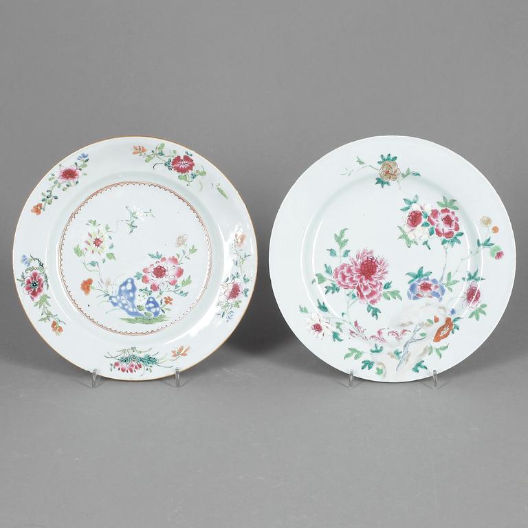 TALLRIKAR, två stycken, kompaniporslin. Qianlong 1736-95.