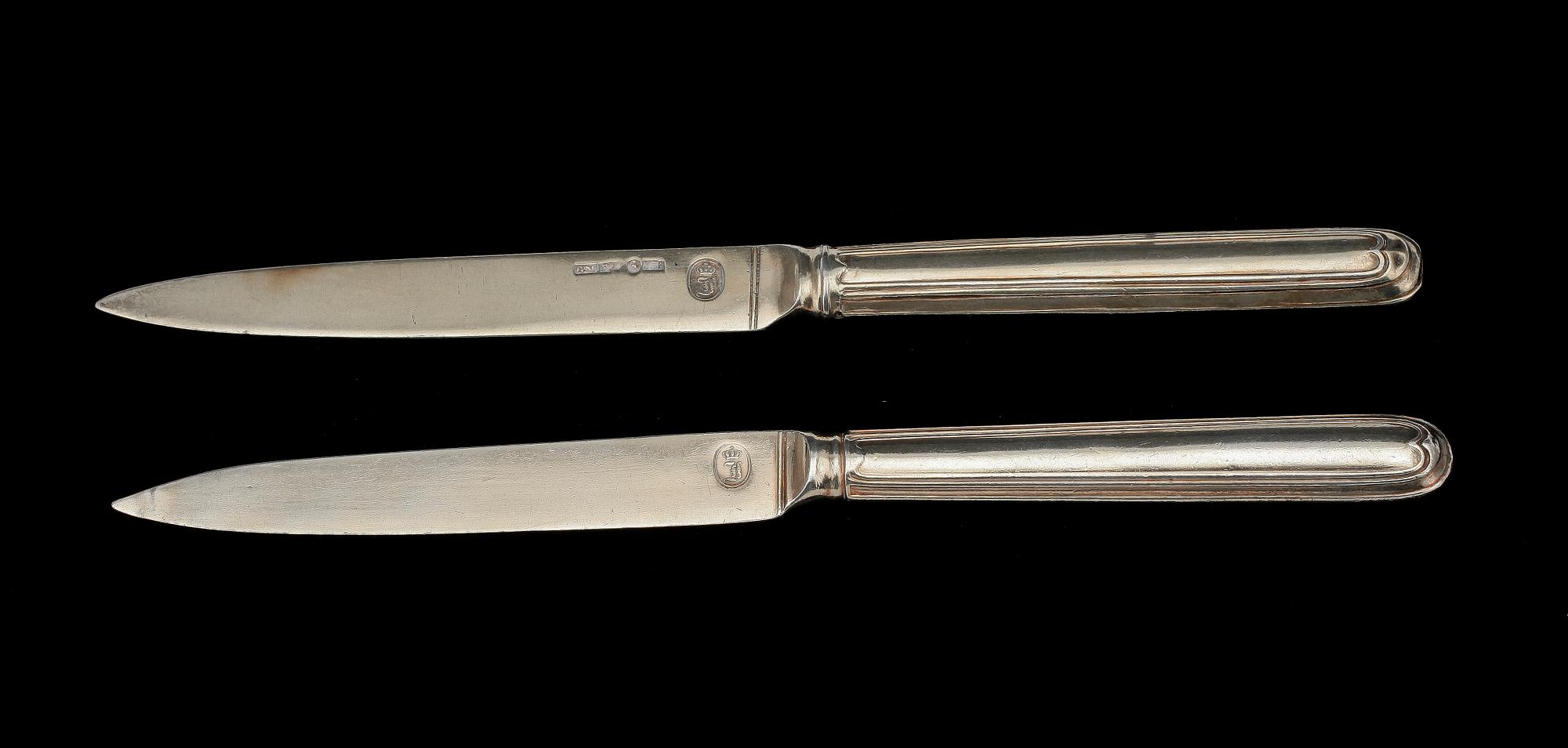 KNIVAR, 10 st, silver, empire, mest Frankrike, 1800-talets första hälft/mitt. Totalvikt 400 gram.