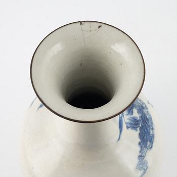 A blue and white vase, late Qing dynasty.