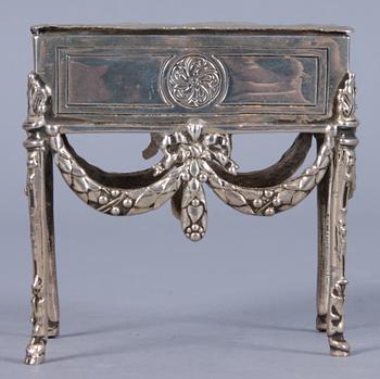 SKRIN PÅ BENSTÄLLNING samt BÄGARE, 2 st, silver, England och Sverige.