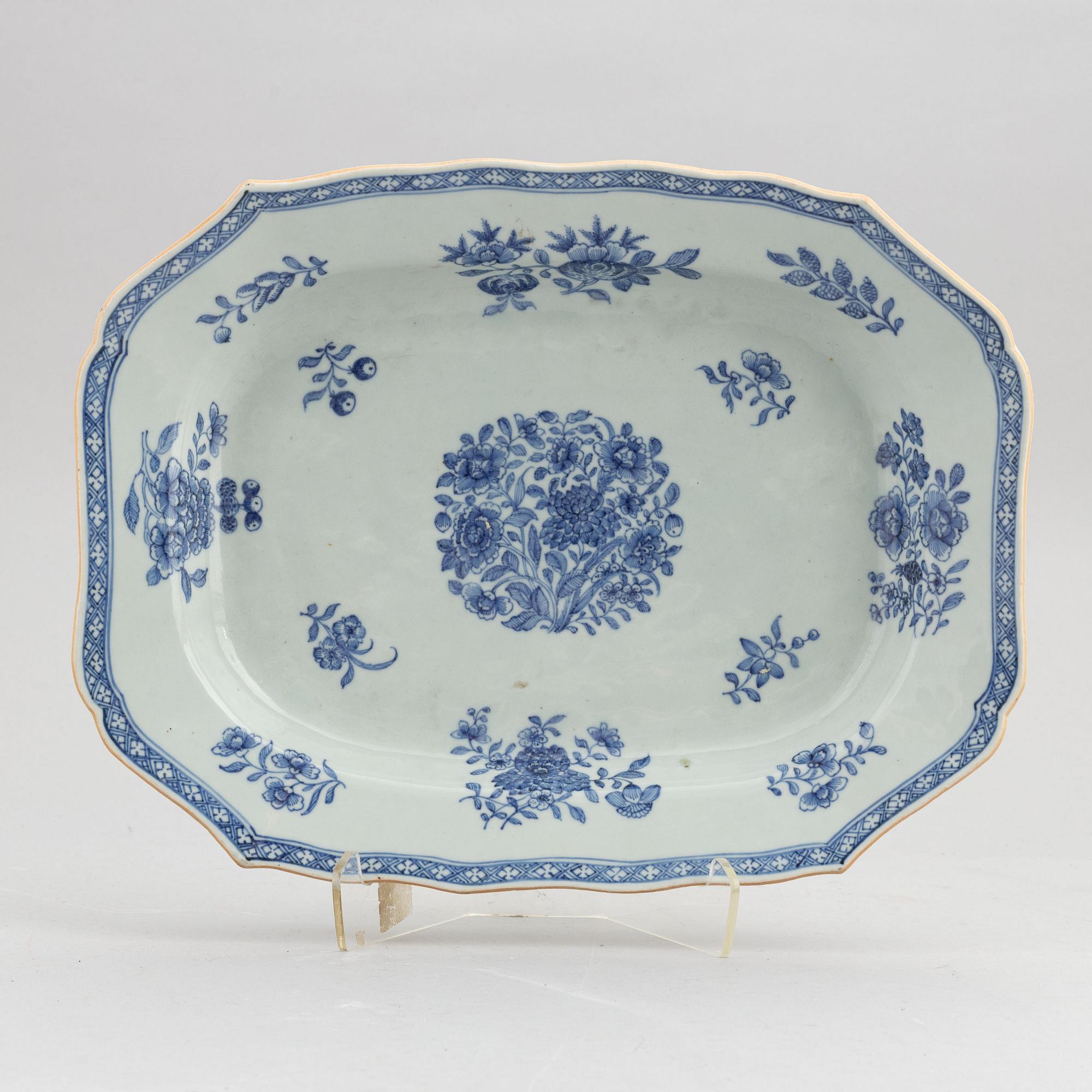 A Chinese blue and white terrine dish or tray, Qing dynasty, Qianlong (1736-1795).