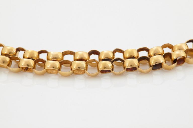 An 18K gold necklace.