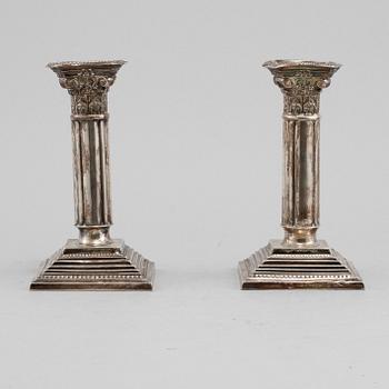 LJUSSTAKAR, ett par, silver, Birmingham, 1909.