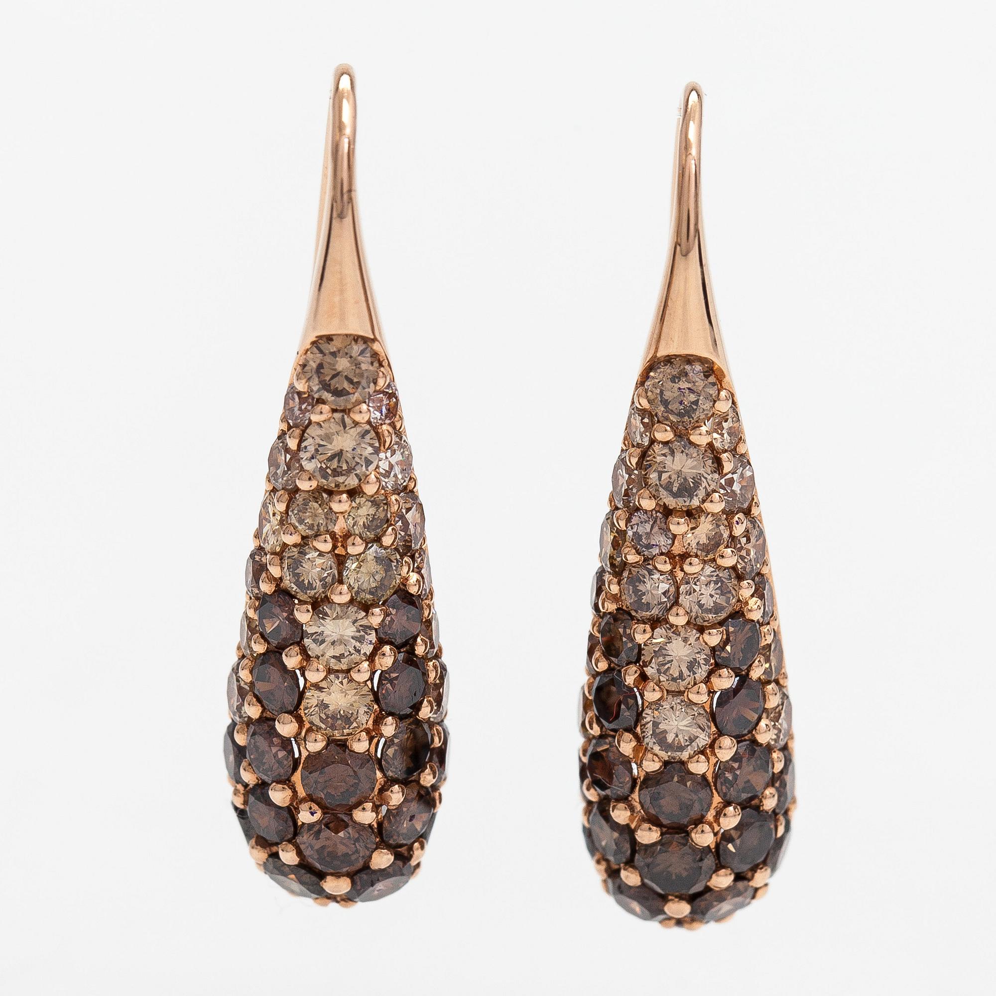 A pair of 18K gold earrings with different colored diamonds approx. 1.98 ct in total.
