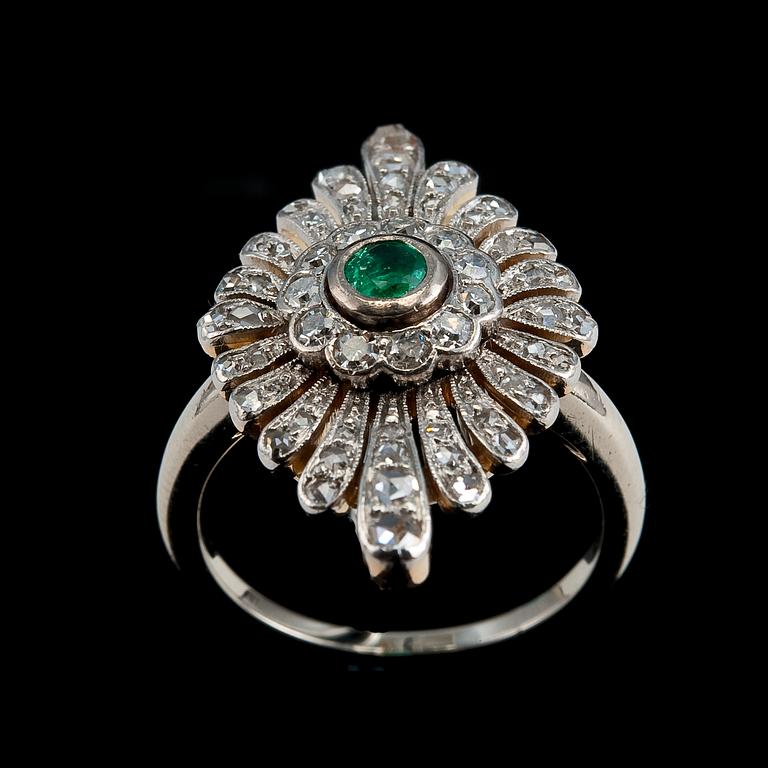 RING, smaragd ca 0.20 ct, 8/8 diamanter och rosenslipade diamanter ca 0.70 ct.