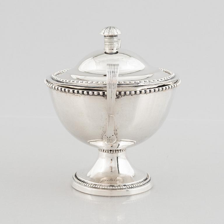 Bowl with lid, silver, maker's mark AEK and indistinct mark, 18th/19th century.