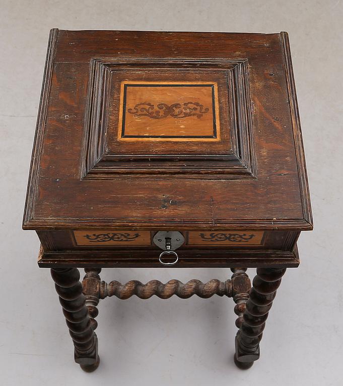 SKRIVSKRIN PÅ STÄLLNING, barock, 1700-tal.