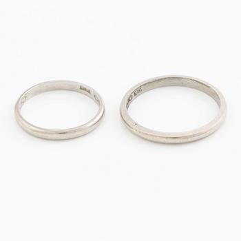 Ringar, två stycken, platina, släta, 1950-tal.