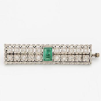 Brooch in white gold with emerald and diamonds.