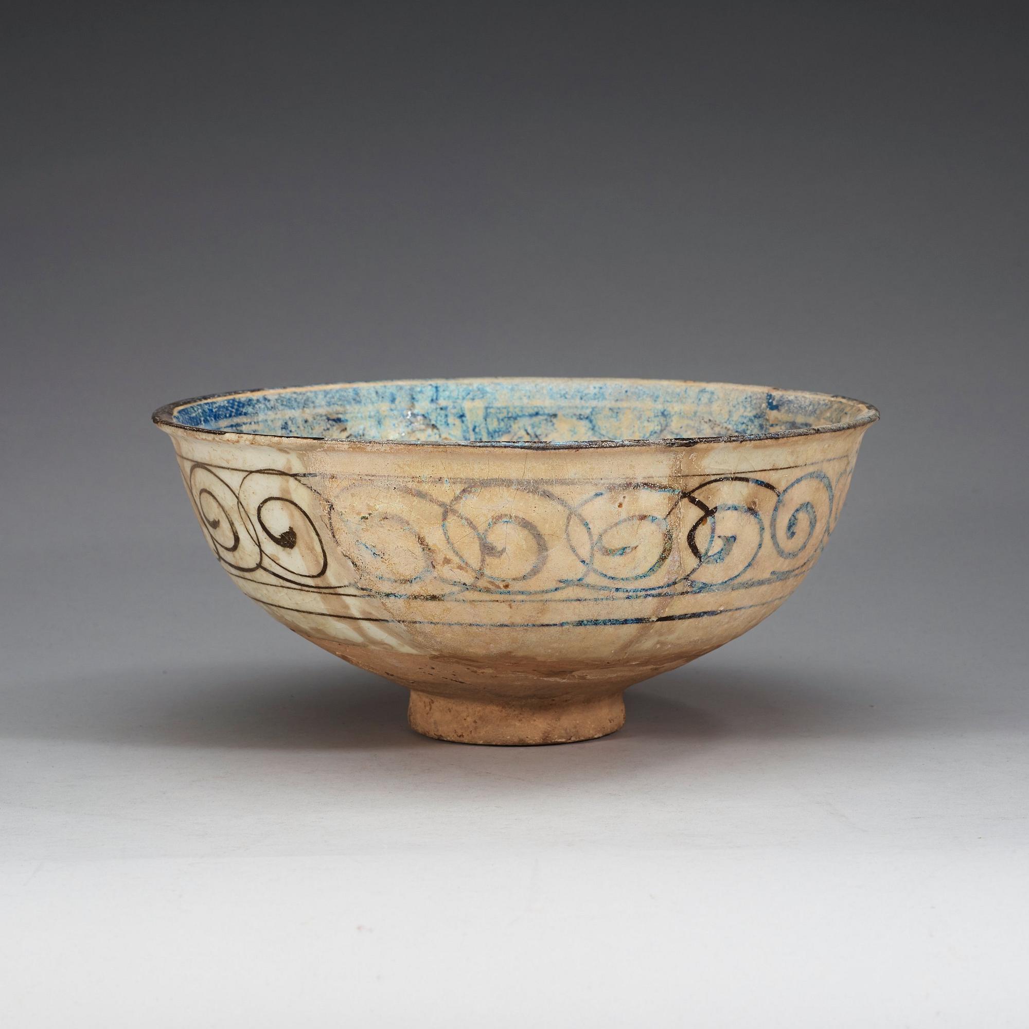 A MAMLUK BOWL, underglaze painted pottery. Diameter 28 cm, height 12,5 cm. Syria 14th century.