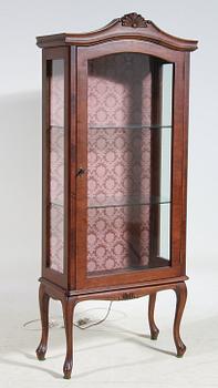 VITRINSKÅP, rokokostil, 1900-tal.