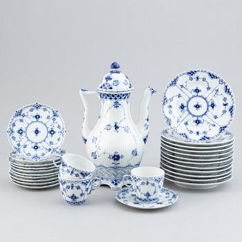 Royal Copenhagen, servis, 34 delar, porslin, "Musselmalet" samt "Blå Blom", 30 delar, Danmark.