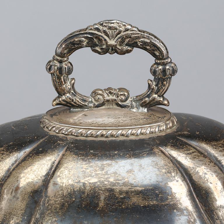 A plate cover, around 1900.