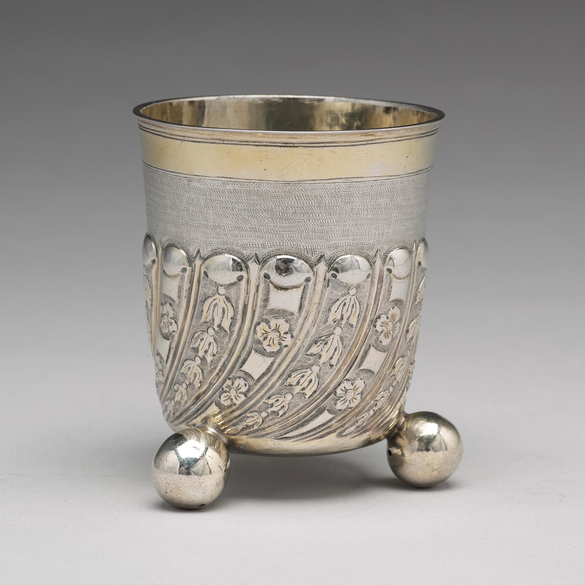 Icke identifierad mästarstämpel, bägare på kulfötter, silver, Moskva 1737.