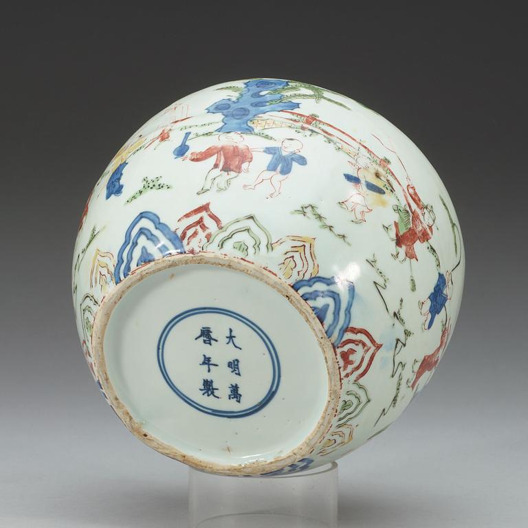 A wucai jar, Ming dynasty with Wanli six character mark and of the period (1573-1620).