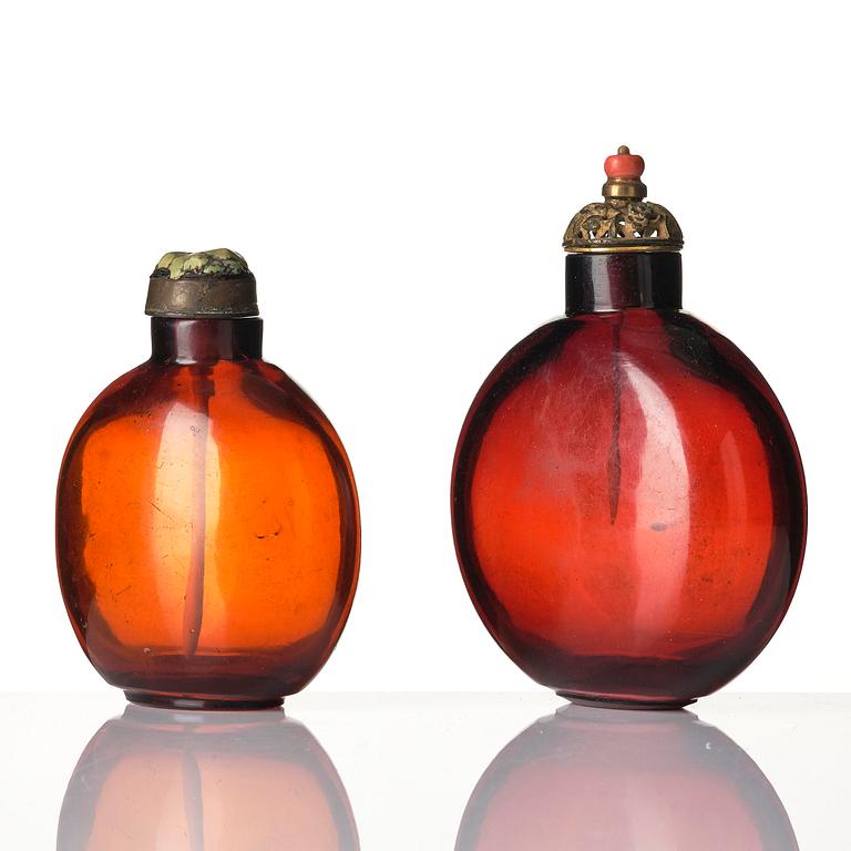 A set of two large glass snuff bottles, late Qing dynasty, circa 1900.