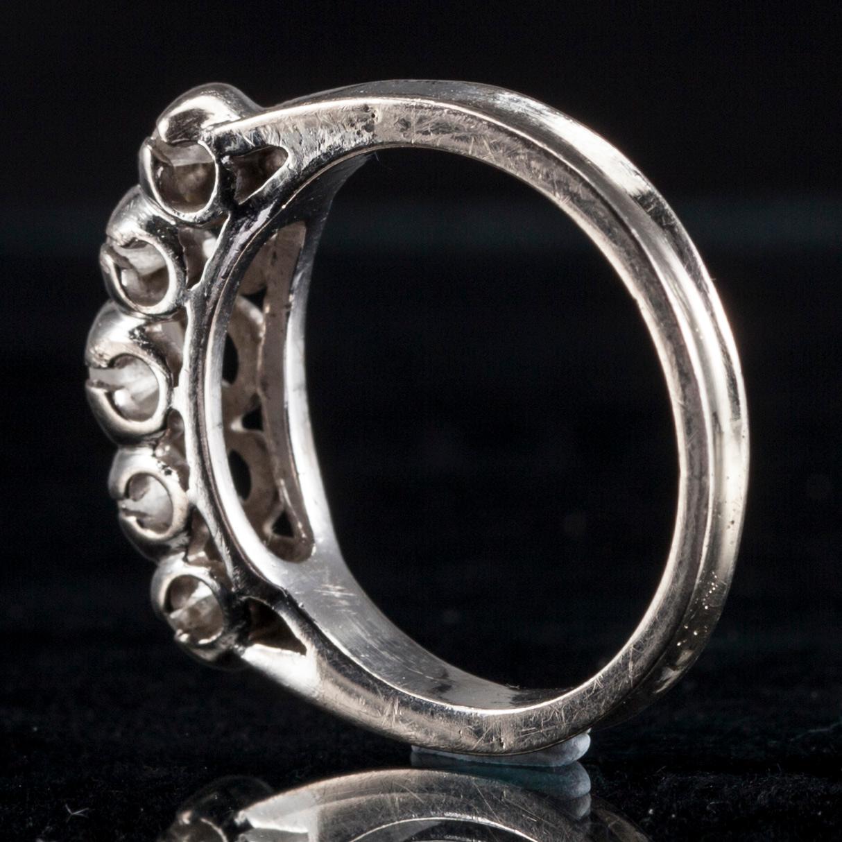 RING, vitguld, fem briljantslipade diamanter tot. ca 0,50 ct. 1900-talets senare hälft. Vikt 3,6 g.