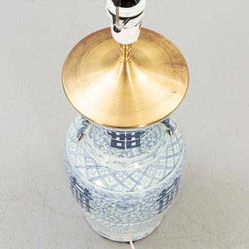 A Chinese porcelain table lamp around 1900.