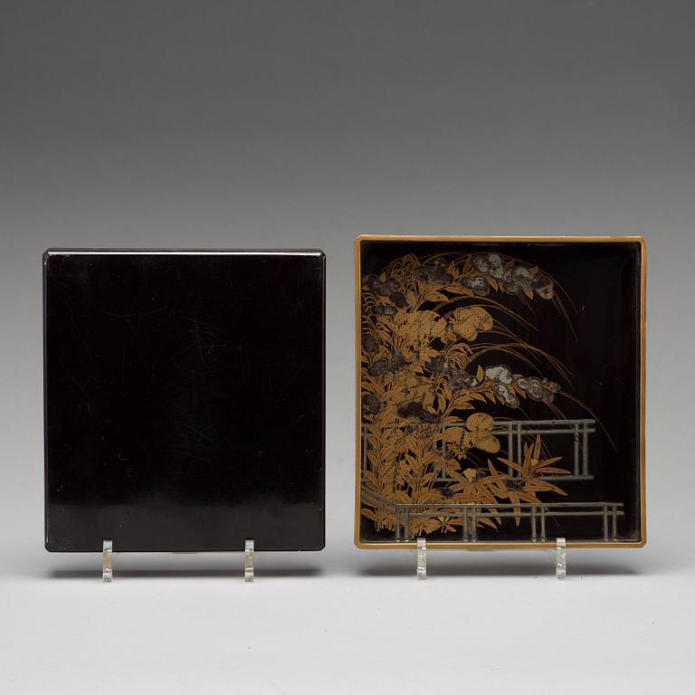 SKRIVSET s.k. SUZURIBAKO, lack och pärlemor. Japan, 1700-tal.