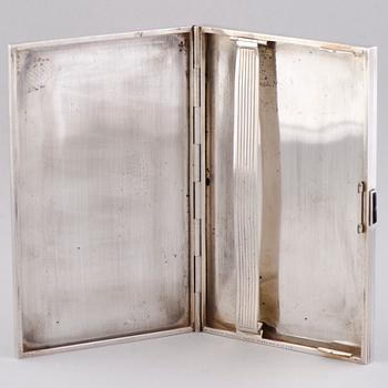 A SILVER CASE, silver, 18K gold, onyx. Alfred Dunhill Paris 1940s. Measurements 125 x 80 mm. Weight 197 g.