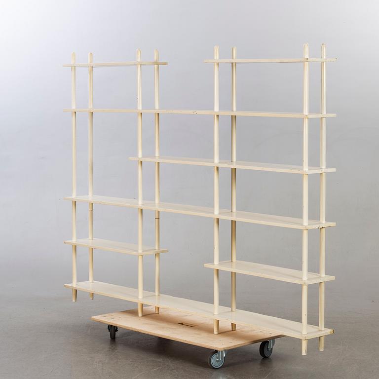 A MID 20TH CENTURY BOOK CASE.