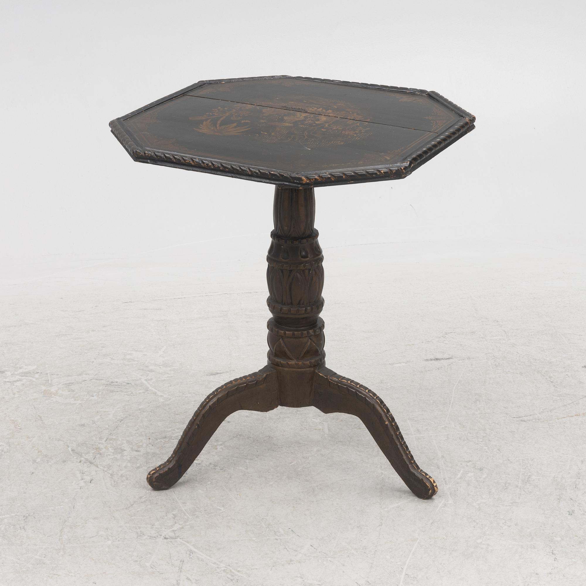 Table on a pillar base, 19th century.
