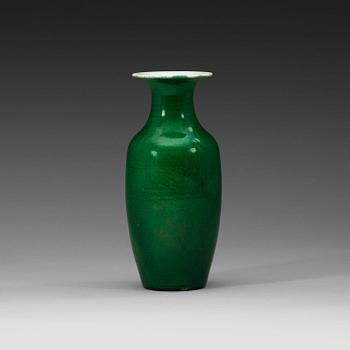 234. An emerald green vase, Qing dynasty presumably 18th century.
