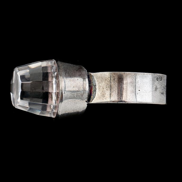 RING, silver och fasettslipad sten, 1900-talets andra hälft. Total vikt ca 7 g.