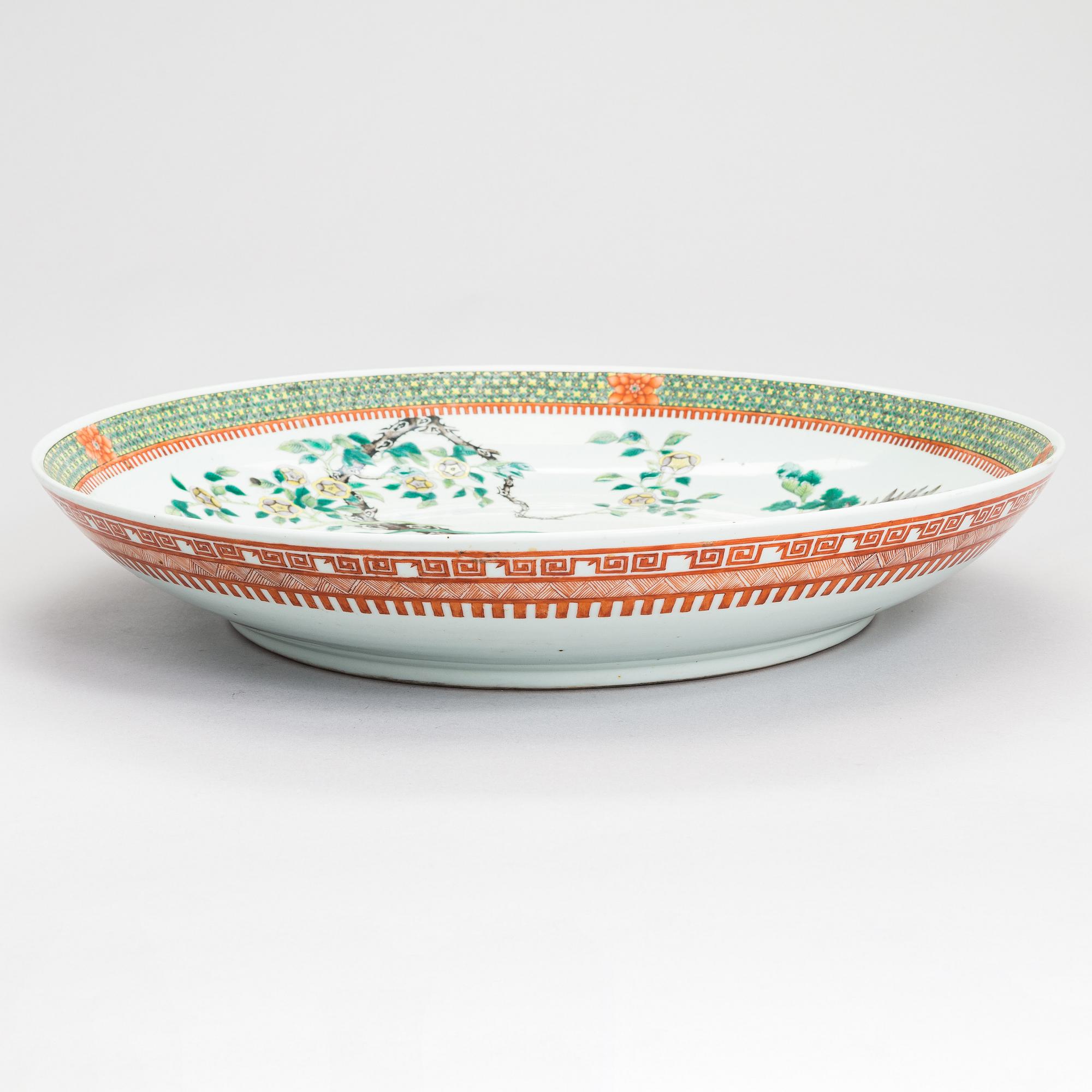 A Chinese modern porcelain dish with chrysanthemum decoration, 21st century.
