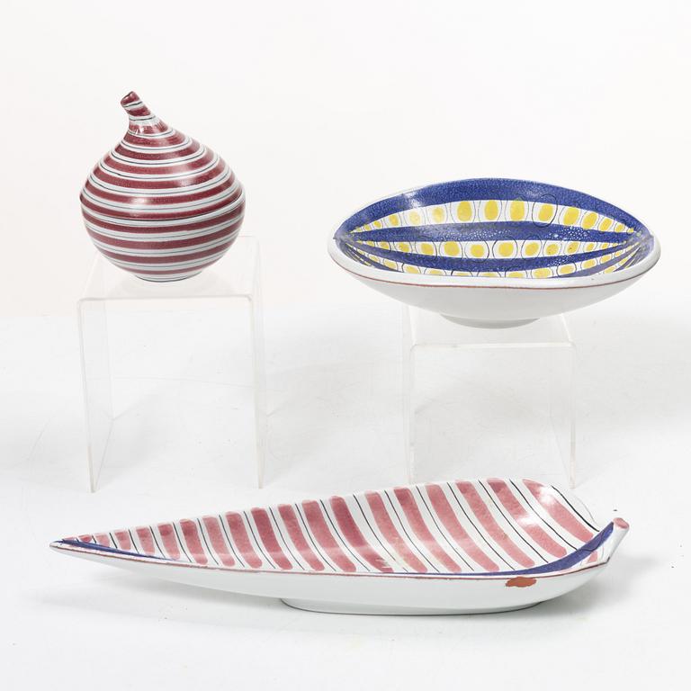 Stig Lindberg, A bowl with lid and dishes, 2 pcs, faience, Gustavsberg studio.