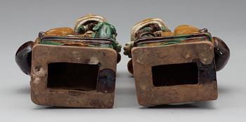 FOHUNDAR, ett par, keramik. Qing dynastin, Kangxi (1662-1722).