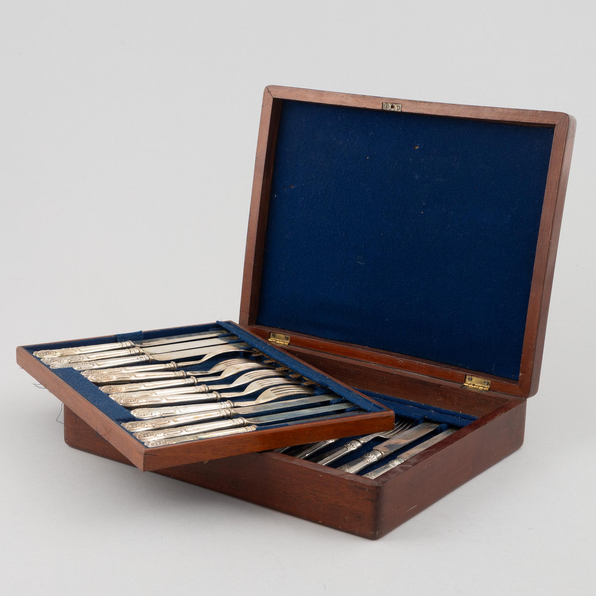 A silver cutlery set, 'Kings Pattern',mark of Aaron Hatfield & Sons, Sheffield, England, circa mid-19th Century (12 pcs).